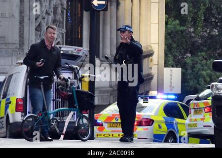 London Bridge, London, UK. 29 Nov 2019. La police armée traitant des incidents terroristes à London Bridge London, UK. 29 Nov, 2019. Credit : Nils Jorgensen/Alamy Live News Banque D'Images