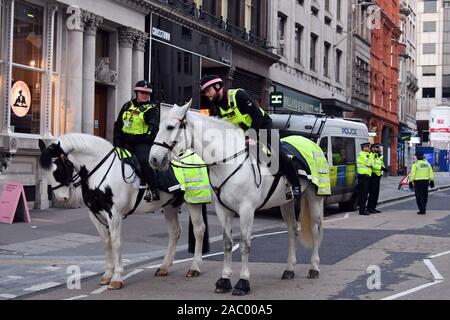 London Bridge, London, UK. 29 Nov 2019. La police armée traitant des incidents terroristes à London Bridge London, UK. 29 Nov, 2019. Credit : Nils Jorgensen/Alamy Live News Banque D'Images