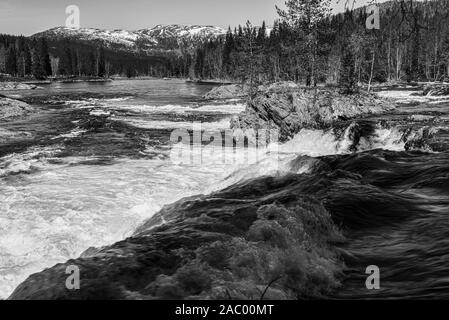 Fusillades de paysage noir et blanc en Norvège du Nord au printemps Banque D'Images