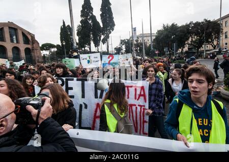 Les manifestants tiennent des banderoles qu'ils prennent part au cours de la protestation contre le changement climatique.Les gens prennent part à la quatrième vendredi mars climatique pour l'avenir. Le mouvement de grève de la jeunesse demande une action sur le changement climatique, la grève a débuté en août 2018, dirigé par l'adolescent suédoise Greta Thunberg à Rome, Italie. Banque D'Images