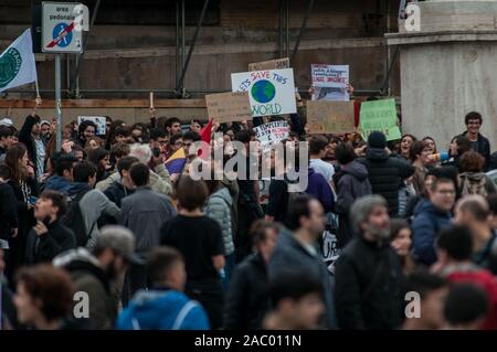 Tenir des pancartes des manifestants pendant la manifestation contre le changement climatique.Les gens prennent part à la quatrième vendredi mars climatique pour l'avenir. Le mouvement de grève de la jeunesse demande une action sur le changement climatique, la grève a débuté en août 2018, dirigé par l'adolescent suédoise Greta Thunberg à Rome, Italie. Banque D'Images