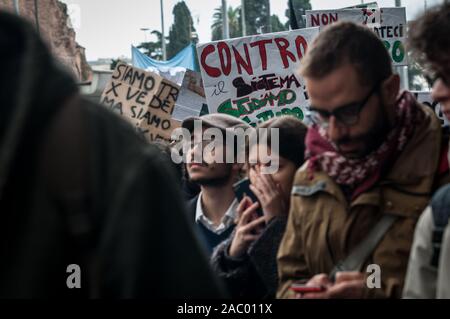 Rassembler les militants à Piazza della Repubblica à prendre part au cours de la protestation contre le changement climatique.Les gens prennent part à la quatrième vendredi mars climatique pour l'avenir. Le mouvement de grève de la jeunesse demande une action sur le changement climatique, la grève a débuté en août 2018, dirigé par l'adolescent suédoise Greta Thunberg à Rome, Italie. Banque D'Images