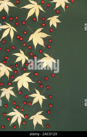 La chute d'or japonais acer feuilles avec fruits rouges sur fond vert tacheté avec copie espace. Thème Zen. Banque D'Images