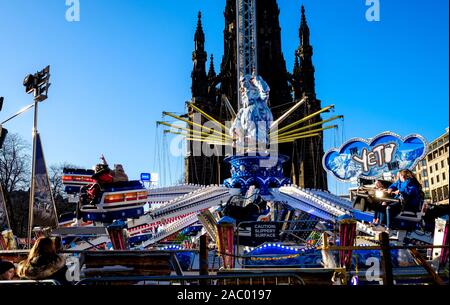 Noël d'Edimbourg 2019 : Le 'YETI' ride dans Princes Street Gardes Banque D'Images