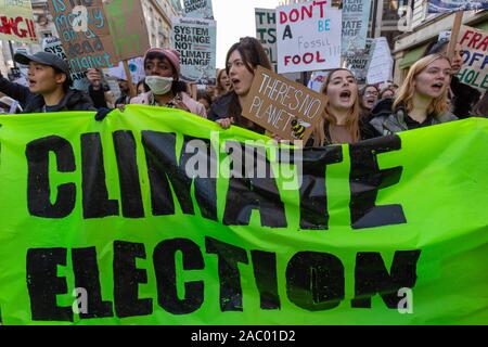 Westminster, Londres, Royaume-Uni. 29 novembre 2019. Des militants pour le climat, y compris des étudiants, participent à une grève climatique en 2019 à Westminster, Londres. Les manifestants tiennent une grande bannière verte indiquant « ÉLECTION CLIMATIQUE » à côté de pancartes avec des slogans tels que « il n’y a pas de planète B » et « changement de système pas changement climatique ». La manifestation met en lumière les revendications des jeunes pour une action climatique urgente et une réforme politique. Penelope Barritt/Alamy Live News Banque D'Images