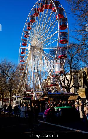 Noël d'Edimbourg 2019 : la grande roue dans les jardins de Princes Street attire les clients tout au long de la saison de Noël. Banque D'Images