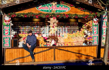 Noël d'Edimbourg 2019 : un exposant dans les jardins de Princes Street en attente pour les clients Banque D'Images