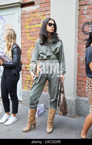 Femme Avec Des Chaussures à Talon Haut De Louis Vuitton Avant Style De Rue  De La Semaine De Mode De Milan Fashion Show Sur Gucci Image stock éditorial  - Image du chaussures