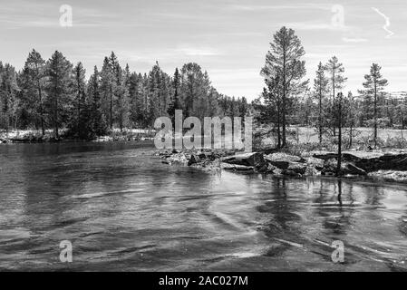 Fusillades de paysage noir et blanc en Norvège du Nord au printemps Banque D'Images