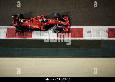 ABU DHABI, EAU - Novembre 29, 2019:la Scuderia Ferrari est l'allemand Sebastian Vettel, pilote fait concurrence au cours de la deuxième session d'essais de l'Abu Dhabi F1 Grand Prix sur le Circuit de Yas Marina à Abu Dhabi. Banque D'Images
