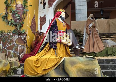 Life-size, lit mal équipée, la figure.. Balthasar, le roi d'Godolien est, tous vêtus de jaune et a donné le précieux encens. Banque D'Images