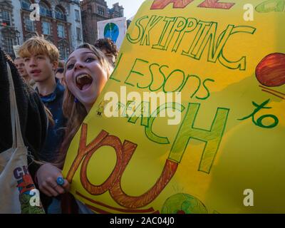 Londres, Royaume-Uni. 29 Nov, 2019. Les étudiants sur mars Vendredi Noir/Journée sans achat urgent exigeant l'action climatique. Ils exigent un Green New Deal pour sauver le futur, un programme d'enseignement l'avenir, pour le gouvernement de dire la vérité aux gens et pour les jeunes d'être autonomes et leur point de vue. Plus de mille ont marché jusqu'Whitehall mais ont été arrêtés par la police le Regent St, et a été à l'arrière de la place du Parlement ont-ils rencontré l'UCU conduit mars pour planète, la paye, la pension. Crédit : Peter Marshall/Alamy Live News Banque D'Images