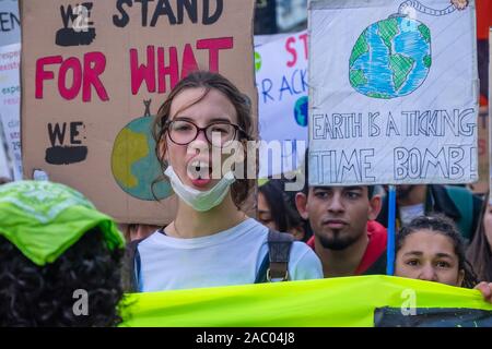 Londres, Royaume-Uni. 29 Nov, 2019. Les étudiants sur mars Vendredi Noir/Journée sans achat urgent exigeant l'action climatique. Ils exigent un Green New Deal pour sauver le futur, un programme d'enseignement l'avenir, pour le gouvernement de dire la vérité aux gens et pour les jeunes d'être autonomes et leur point de vue. Plus de mille ont marché jusqu'Whitehall mais ont été arrêtés par la police le Regent St, et a été à l'arrière de la place du Parlement ont-ils rencontré l'UCU conduit mars pour planète, la paye, la pension. Crédit : Peter Marshall/Alamy Live News Banque D'Images