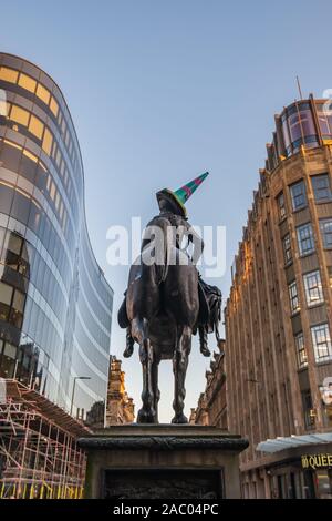 Glasgow, Ecosse, Royaume-Uni. 29 Nov, 2019. Météo britannique. La statue du duc de Wellington avec un cône de circulation rouge et verte sur la tête du duc et un cône de circulation rouge et blanc sur la tête du cheval de Copenhague. Credit : Skully/Alamy Live News Banque D'Images