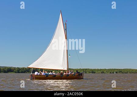 Voilier traditionnel en bois, Auswanderer voile avec les touristes sur le lac / Steinhuder Meer Steinhude, Basse-saxe / Niedersachsen, Allemagne Banque D'Images