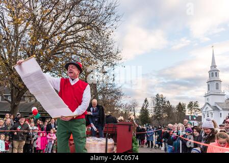Peter Lovis, propriétaire de la Fromagerie de Concord à Boston, Massachusetts, la lecture de la proclamation à la 2017 Crucolo Parade de fromage. Banque D'Images