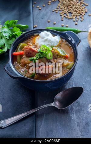 Soupe à l'ail noir hongrois avec les lentilles et la saucisse kolbassa Banque D'Images