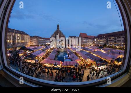 Nuremberg, Allemagne. 29 Nov, 2019. Vue sur le marché de Nuremberg. Crédit : Daniel Karmann/dpa/Alamy Live News Banque D'Images