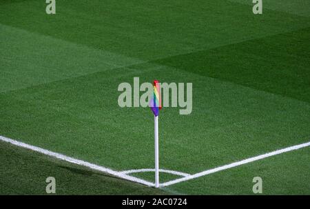 Une vue générale d'un drapeau arc-en-ciel d'angle lors de la mise au match de championnat stade Liberty, Swansea. Banque D'Images