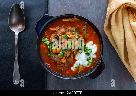 Soupe de pois chiches shawarma agneau avec du yaourt grec Banque D'Images