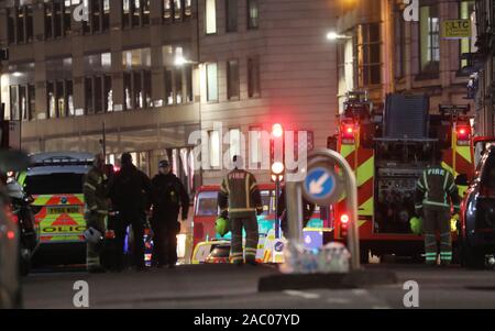 Londres, Royaume-Uni. 29 Nov, 2019. Les services d'urgence sur les lieux de travail près de London Bridge à la suite d'une attaque à Londres, Royaume-Uni, le 29 novembre, 2019. Un knifeman a été abattu par des policiers à London Bridge le vendredi. Un certain nombre de personnes ont été tués par l'homme et l'attaque était traité comme un incident terroriste, a annoncé la police. Le Pont de Londres a été fermée. La police a également dit que le suspect portait un canular explosif. Credit : Isabel Infantes/Xinhua/Alamy Live News Banque D'Images