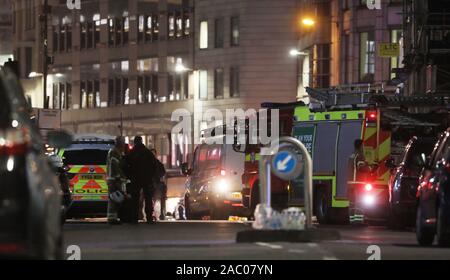 Londres, Royaume-Uni. 29 Nov, 2019. Les services d'urgence sur les lieux de travail près de London Bridge à la suite d'une attaque à Londres, Royaume-Uni, le 29 novembre, 2019. Un knifeman a été abattu par des policiers à London Bridge le vendredi. Un certain nombre de personnes ont été tués par l'homme et l'attaque était traité comme un incident terroriste, a annoncé la police. Le Pont de Londres a été fermée. La police a également dit que le suspect portait un canular explosif. Credit : Isabel Infantes/Xinhua/Alamy Live News Banque D'Images