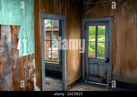 Tm00342-00...MONTANA - porte et fenêtre à Bannack State Park, Beaverhead Comté. Banque D'Images