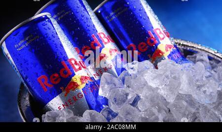 POZNAN, POL - OCT 16, 2019 : les canettes de Red Bull, une boisson énergétique vendu par Red Bull GmbH, une société autrichienne créée en 1987 Banque D'Images