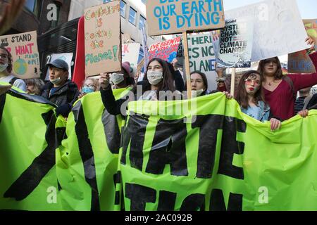 Westminster, London, UK. 29 novembre 2019. Des centaines d'élèves se rassemblent pour une grève d'urgence climatique mondial à Londres organisé par le réseau climatique étudiant britannique. Détourne la police les manifestants dans la rue Regent à les empêcher d'atteindre Oxford Circus. Banque D'Images