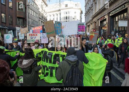 Westminster, London, UK. 29 novembre 2019. Des centaines d'élèves se rassemblent pour une grève d'urgence climatique mondial à Londres organisé par le réseau climatique étudiant britannique. Détourne la police les manifestants dans la rue Regent à les empêcher d'atteindre Oxford Circus. Banque D'Images