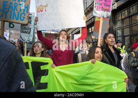 Westminster, London, UK. 29 novembre 2019. Des centaines d'élèves se rassemblent pour une grève d'urgence climatique mondial à Londres organisé par le réseau climatique étudiant britannique. Détourne la police les manifestants dans la rue Regent à les empêcher d'atteindre Oxford Circus. Banque D'Images