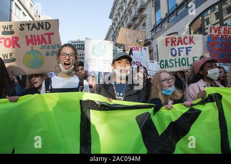 Westminster, London, UK. 29 novembre 2019. Des centaines d'élèves se rassemblent pour une grève d'urgence climatique mondial à Londres organisé par le réseau climatique étudiant britannique. Détourne la police les manifestants dans la rue Regent à les empêcher d'atteindre Oxford Circus. Banque D'Images