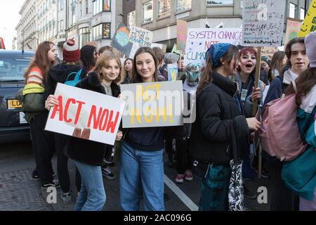 Westminster, London, UK. 29 novembre 2019. Des centaines d'élèves se rassemblent pour une grève d'urgence climatique mondial à Londres organisé par le réseau climatique étudiant britannique. Détourne la police les manifestants dans la rue Regent à les empêcher d'atteindre Oxford Circus. Banque D'Images