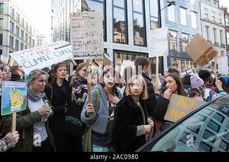 Westminster, London, UK. 29 novembre 2019. Des centaines d'élèves se rassemblent pour une grève d'urgence climatique mondial à Londres organisé par le réseau climatique étudiant britannique. Détourne la police les manifestants dans la rue Regent à les empêcher d'atteindre Oxford Circus. Banque D'Images