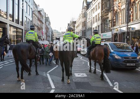 Westminster, London, UK. 29 novembre 2019. Des centaines d'élèves se rassemblent pour une grève d'urgence climatique mondial à Londres organisé par le réseau climatique étudiant britannique. Détourne la police les manifestants dans la rue Regent à les empêcher d'atteindre Oxford Circus. Banque D'Images