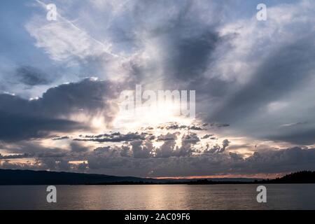 Tm00367-00...MONTANA - Coucher de soleil sur le Lac Flathead de Wayfarer State Park, le Lac Flathead Comté. Banque D'Images