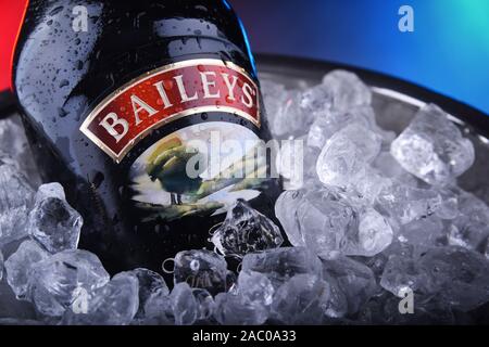 POZNAN, POL - NOV 15, 2019 : Bouteille de Baileys Irish Cream, un whisky irlandais- et liqueur à base de crème, faites par Gilbeys of Ireland. En ce moment marque owne Banque D'Images