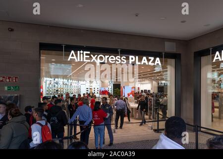 Barcelone, Espagne - 29 Nov 2019 : Aliexpress Plaza Grand magasin physique au cours d'ouverture Vendredi Noir dans le centre commercial Finestrelles. Banque D'Images