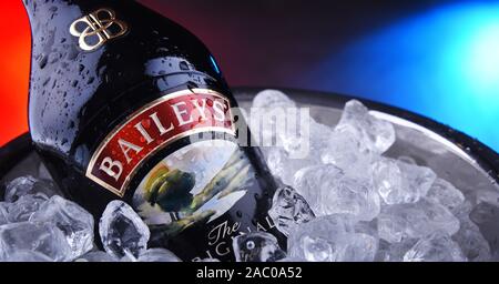 POZNAN, POL - NOV 15, 2019 : Bouteille de Baileys Irish Cream, un whisky irlandais- et liqueur à base de crème, faites par Gilbeys of Ireland. En ce moment marque owne Banque D'Images