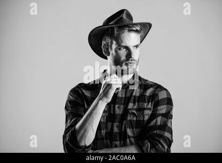 Beau macho barbu. American Cowboy. Norme de beauté. Exemple d'une véritable masculinité. Port de Cowboy hat. La vie dans l'Ouest. Homme cowboy non rasé bac beige Banque D'Images