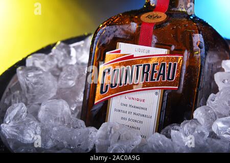 POZNAN, POL - NOV 21, 2019 : Bouteille de Cointreau, une marque de l'anglais triple sec (liqueur d'orange) ; grande composante de plusieurs bien connus coc Banque D'Images