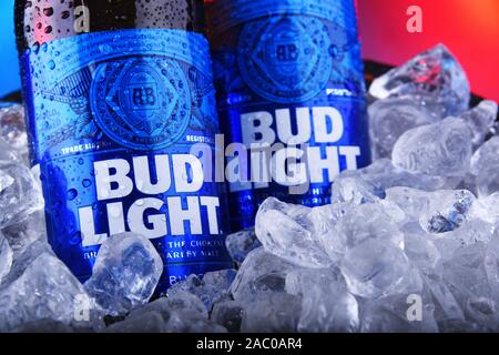 POZNAN, POL - NOV 22, 2019 : bouteilles de bière Bud Light, une bière légère, produit par Anheuser-Busch, introduit en 1982. Banque D'Images