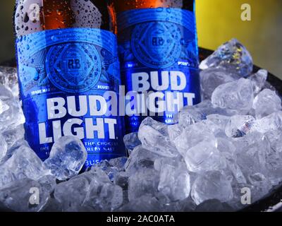 POZNAN, POL - NOV 22, 2019 : bouteilles de bière Bud Light, une bière légère, produit par Anheuser-Busch, introduit en 1982. Banque D'Images