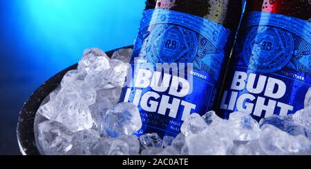 POZNAN, POL - NOV 22, 2019 : bouteilles de bière Bud Light, une bière légère, produit par Anheuser-Busch, introduit en 1982. Banque D'Images