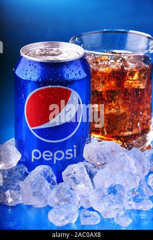 POZNAN, POL - NOV 22, 2019 : Pouvez et verre de Pepsi, une boisson gazeuse produits et fabriqués par PepsiCo. La boisson a été créée et développer Banque D'Images