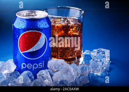 POZNAN, POL - NOV 22, 2019 : Pouvez et verre de Pepsi, une boisson gazeuse produits et fabriqués par PepsiCo. La boisson a été créée et développer Banque D'Images