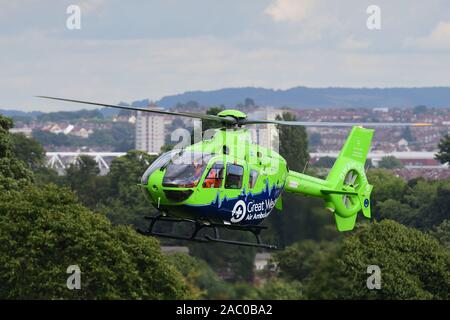 Close up of Great Western air ambulance hélicoptère en vol avec la ville de Bristol dans l'arrière-plan Banque D'Images