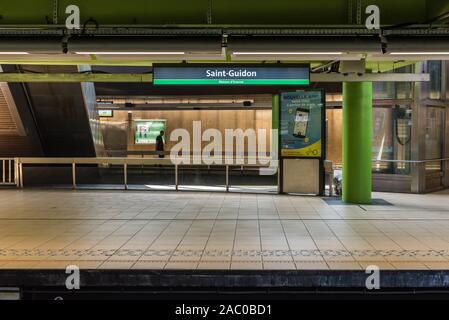 Anderlecht, Bruxelles / Belgique - 0626 2019 : Plate-forme de la station de métro Saint Guidon métro Banque D'Images