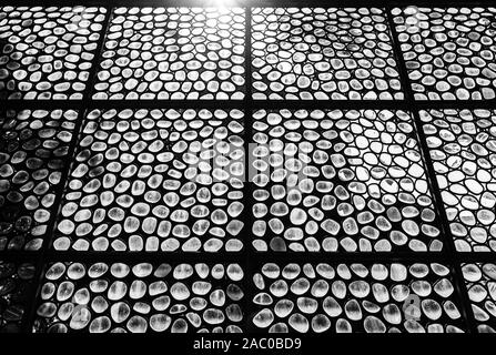 Anderlecht, Bruxelles / Belgique - 0626 2019 : Art installation réalisée avec des lunettes recyclées dans un cadre carré Banque D'Images