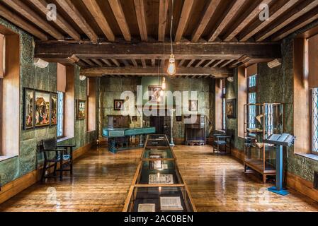 Anderlecht, Bruxelles / Belgique - 0626 2019 : Grand salon et hall d'exposition avec plancher en bois et des meubles et objets d'art à la maison Erasmus Banque D'Images